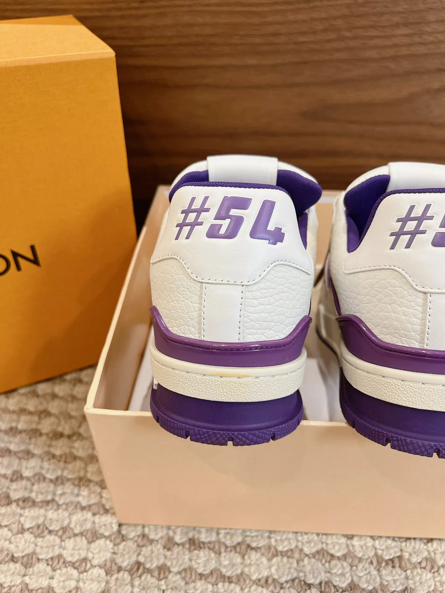 👟👟Ex-factory price 840👟👟 Dongguan high-end supply top version LV-Louis Vuitton 2022 catwalk new style, original 1:1 developed replica! ! It is very comfortable to wear on the foot. It is made of fine workmanship. The upper is spliced ​​with calfskin imported from Italy. The side is decorated with the brand's LOGO and signature. The cowhide foot pads are lined with mesh, making the foot feel super comfortable. The original two-color TPU combination outsole is specially provided by the original factory. Packing process: Goodyear stitching and overlocking Size: 35-44 standard size